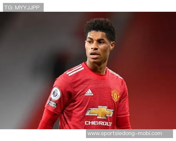 拉什福德在家观看阿斯顿维拉欧联比赛表达对老东家的支持与情感